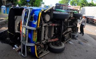 FOTO KECELAKAAN TEGAL : Minibus Terguling di Jalur Jalan Pantura Jawa