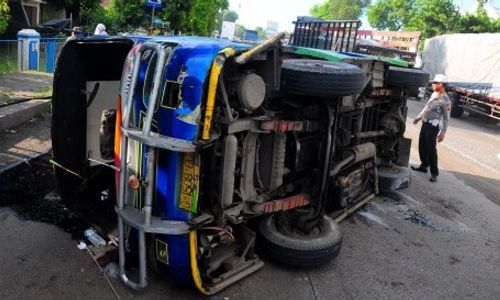 FOTO KECELAKAAN TEGAL : Minibus Terguling di Jalur Jalan Pantura Jawa