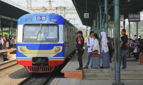 FOTO KERETA REL LISTRIK : Frekuensi Perjalanan KRL Ditambah