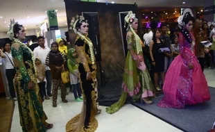 FOTO LOMBA WARIA : Waria Adu Tata Rias Pengantin di Sidoarjo   