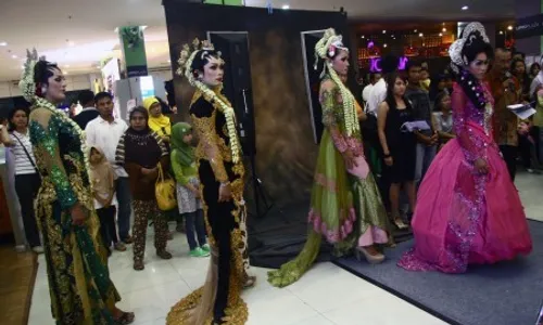 FOTO LOMBA WARIA : Waria Adu Tata Rias Pengantin di Sidoarjo   