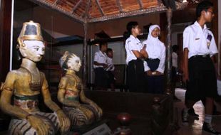 FOTO MUSEUM RADYA PUSTAKA : Siswa Mulai Banjiri Museum Tertua Indonesia