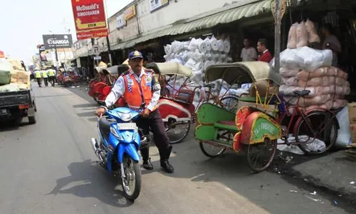 FOTO PASAR KLEWER : Dishubkominfo Tertibkan Parkir Klewer