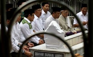 FOTO PILPRES 2014 : JK Ziarahi Makam Sunan Ampel