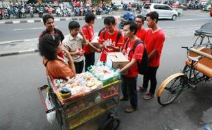 FOTO PILPRES 2014 : Sukarelawan Anis Baswedan Turun ke Jalan