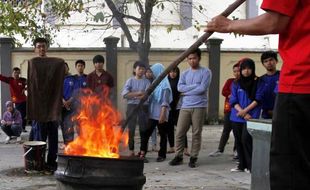 FOTO SIMULASI PEMADAMAN KEBAKARAN : KSR Se-Soloraya Berlatih di Kampus Unisri