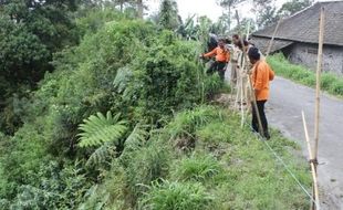 FOTO TANAH LONGSOR KLATEN : Tanah Longsor Ancam Badan Jalan