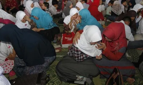 FOTO UJIAN SEKOLAH SD : Siswa SDIT Nur Hidayah Minta Restu Ibu