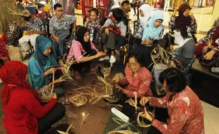 FOTO VASTENBURG CARNIVAL 2014 : Siswa SLB Berlajar Bikin Kostum Karnaval