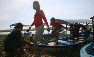 FOTO WADUK CENGKLIK : Wisatawan Berwisata Air di Cengklik