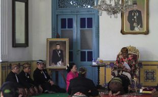 FOTO WISUDA ABDI DALEM : PB Tak Datangi Tingalan Dalem Jumenengan