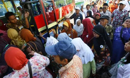 FOTO HARI MANULA 2014 : Warga Lansia Piknik Naik Werkudara