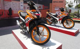 FOTO SEPEDA MOTOR HONDA : Honda Blade Unjuk Gigi di Alun-Alun Sukoharjo