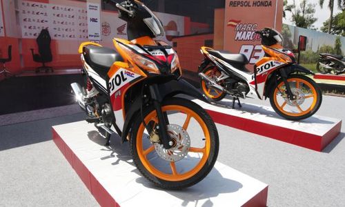 FOTO SEPEDA MOTOR HONDA : Honda Blade Unjuk Gigi di Alun-Alun Sukoharjo