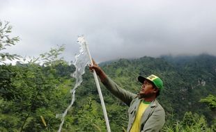 PIPA AIR MERAPI PECAH : Sukarelawan Sisir Lereng Merapi di Antara Jurang Sedalam Ratusan Meter