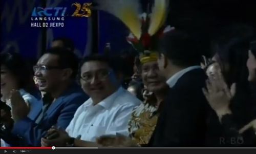 INDONESIAN IDOL 2014 : Datang ke Grand Final Indonesian Idol Prabowo Pakai Topi Papua, Ada Apa?