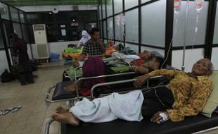 RS MOEWARDI SOLO PENUH : Tak Ada Kamar, Pasien Pun Tidur di Lorong