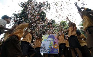 FOTO HARI PENDIDIKAN NASIONAL : SD Nayu 2 Solo Bikin Puzzle Ki Hajar Dewantara