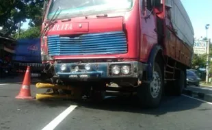 KECELAKAAN BOYOLALI : Truk Tronton Oleng, Duarr! Tabrak Warning Light