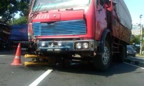 KECELAKAAN KARANGANYAR : Truk Sundul Truk, Sopir Tewas Seketika