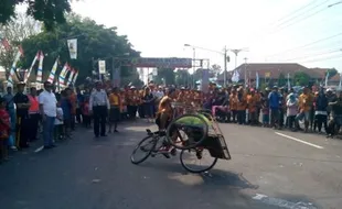 HUT KE-268 SRAGEN : Wah, Serunya Drag Race 100 Becak Saat Ultah Sragen