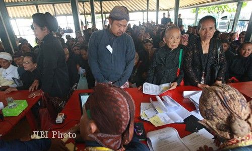 HONOR ABDI DALEM : Antrean Tabungan Abdi Dalem Ruwet