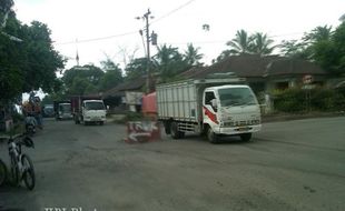 PENAMBANGAN MERAPI : Warga Pasan Portal Truk di Jalur Evakuasi