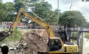 Baru 2 Pekan Dibangun, Jembatan Banyuanyar Solo Retak