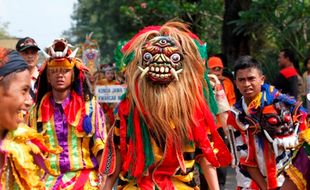 FOTO KEMAH BUDAYA : Kirab Tandani Penutupan Kemah Budaya 