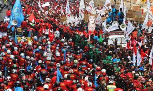 HARI BURUH 2015 : Jelang Aksi 1 Juta Buruh, 2.000 Orang Lakukan Pemanasan