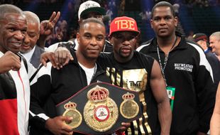 TINJU DUNIA : Menang Atas Andre Berto, Floyd Mayweather Jr. Pertahankan Gelar