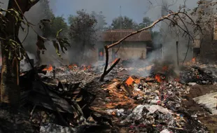 KEBAKARAN KARANGANYAR : Warga Panik Kobaran Api Sisa Kebakaran Muncul