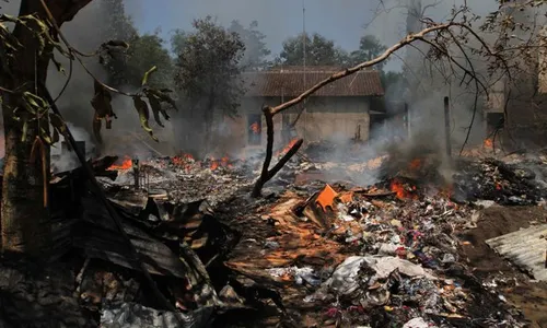 KEBAKARAN KARANGANYAR : Warga Panik Kobaran Api Sisa Kebakaran Muncul