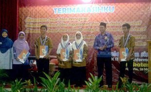 PELEPASAN SISWA SMK : SMK IT Smart Informatika Ranking 4 UN se-Kota Solo