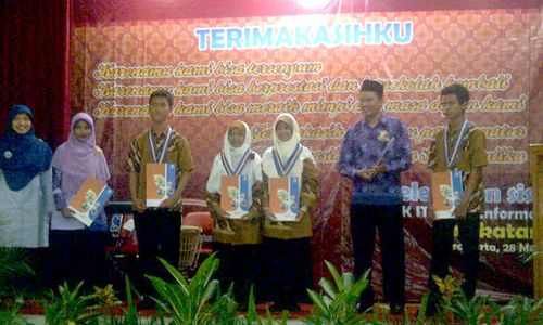 PELEPASAN SISWA SMK : SMK IT Smart Informatika Ranking 4 UN se-Kota Solo