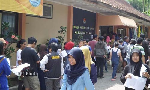 PILRES 2014 : Wow, Mahasiswa Perantauan di Jogja Rela Antri Lama Mendaftar A5