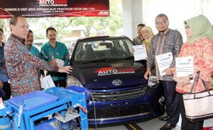 FOTO AUTO 2000 PEDULI PENDIDIKAN : Auto 2000 Serahkan 6 Toyota Agya ke SMK