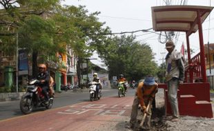 FOTO BATIK SOLO TRANS : Jalan di Halte BTS Diperkeras