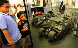 FOTO BATMAN 75 TAHUN : Warga Jakarta Merayakan Ulang Tahun Batman