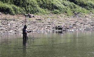 FOTO BENGAWAN SOLO : Warga Memancing di Sungai Tercemar