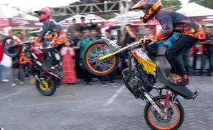 FOTO EKSPEDISI NUSANTARA ROADSHOW 2014 : Freestyle Beratraksi dengan Motor Honda