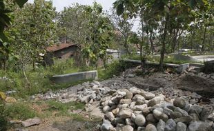 FOTO HUNIAN DI MAKAM : TPU Diduga Diperjualbelikan