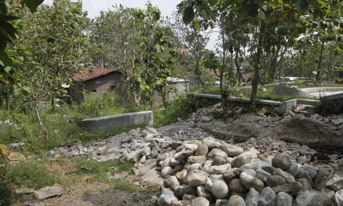 FOTO HUNIAN DI MAKAM : TPU Diduga Diperjualbelikan