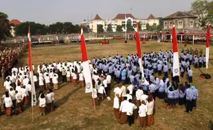 FOTO HUT PEMKOT SOLO : PNS Solo Upacara di Benteng Belanda