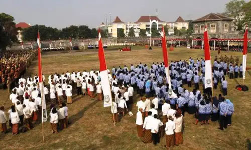 FOTO HUT PEMKOT SOLO : PNS Solo Upacara di Benteng Belanda