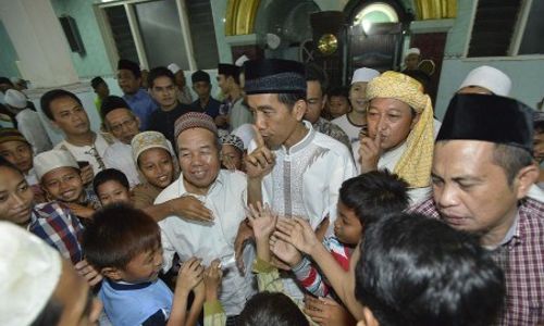 FOTO JOKOWI CAPRES : Jokowi Tarawih di Masjid Ali Akbar Sidosermo