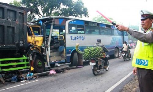 FOTO KECELAKAAN LUMAJANG : Bus dan Truk Adu Muka, Puluhan Peziarah Terluka