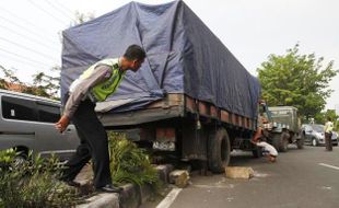 FOTO KECELAKAAN SOLO : Truk Gula Naiki Separasi Jalan Gara-Gara Rem Blong