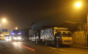 FOTO KETERTIBAN LALU LINTAS : Truk Langgar Aturan Parkir di Jl Mangunsarkoro