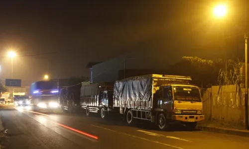 FOTO KETERTIBAN LALU LINTAS : Truk Langgar Aturan Parkir di Jl Mangunsarkoro